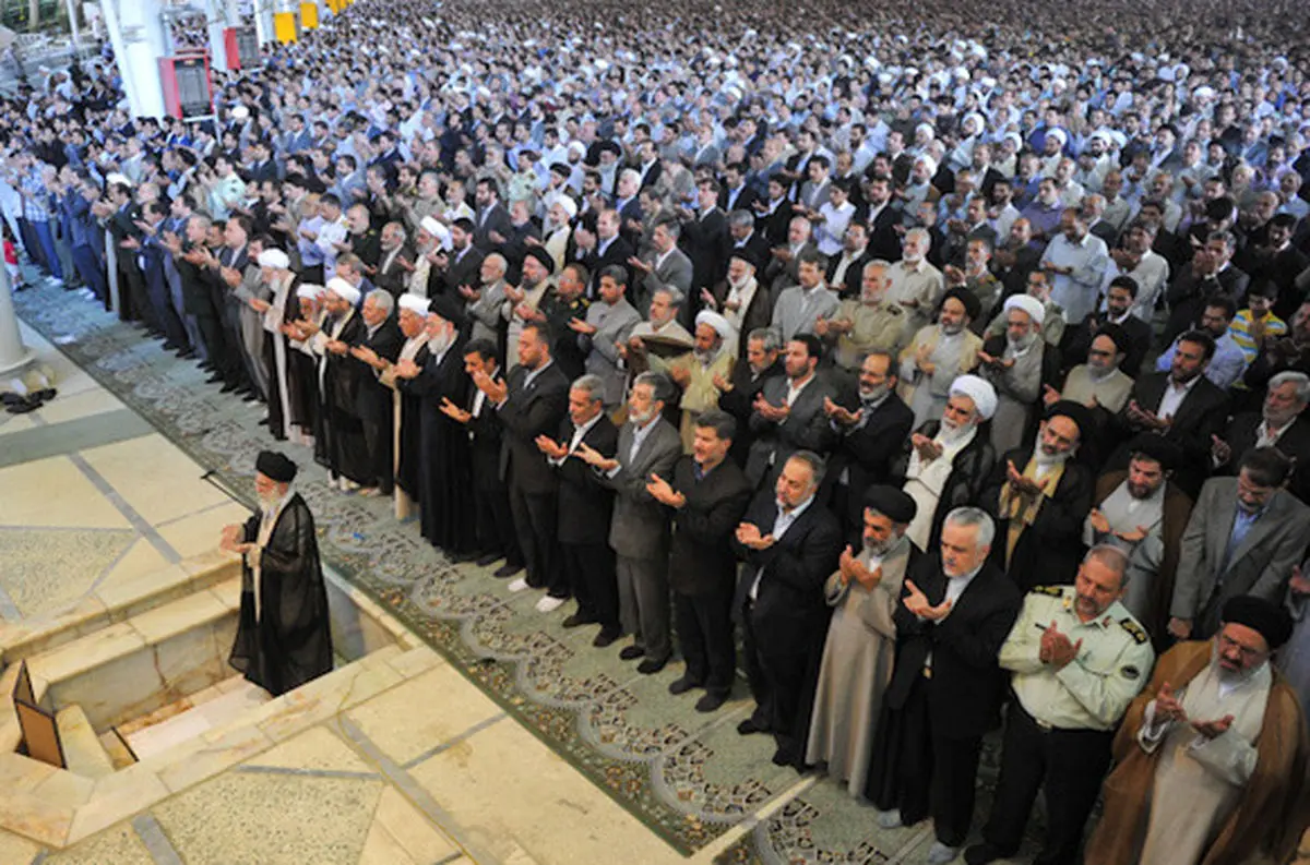 وجود دختر بچه در صف نماز جماعت مردان اشکال دارد؟