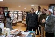تصویری از دست‌نوشته رئیس‌جمهور در یک کتاب 