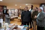 تصویری از دست‌نوشته رئیس‌جمهور در یک کتاب 