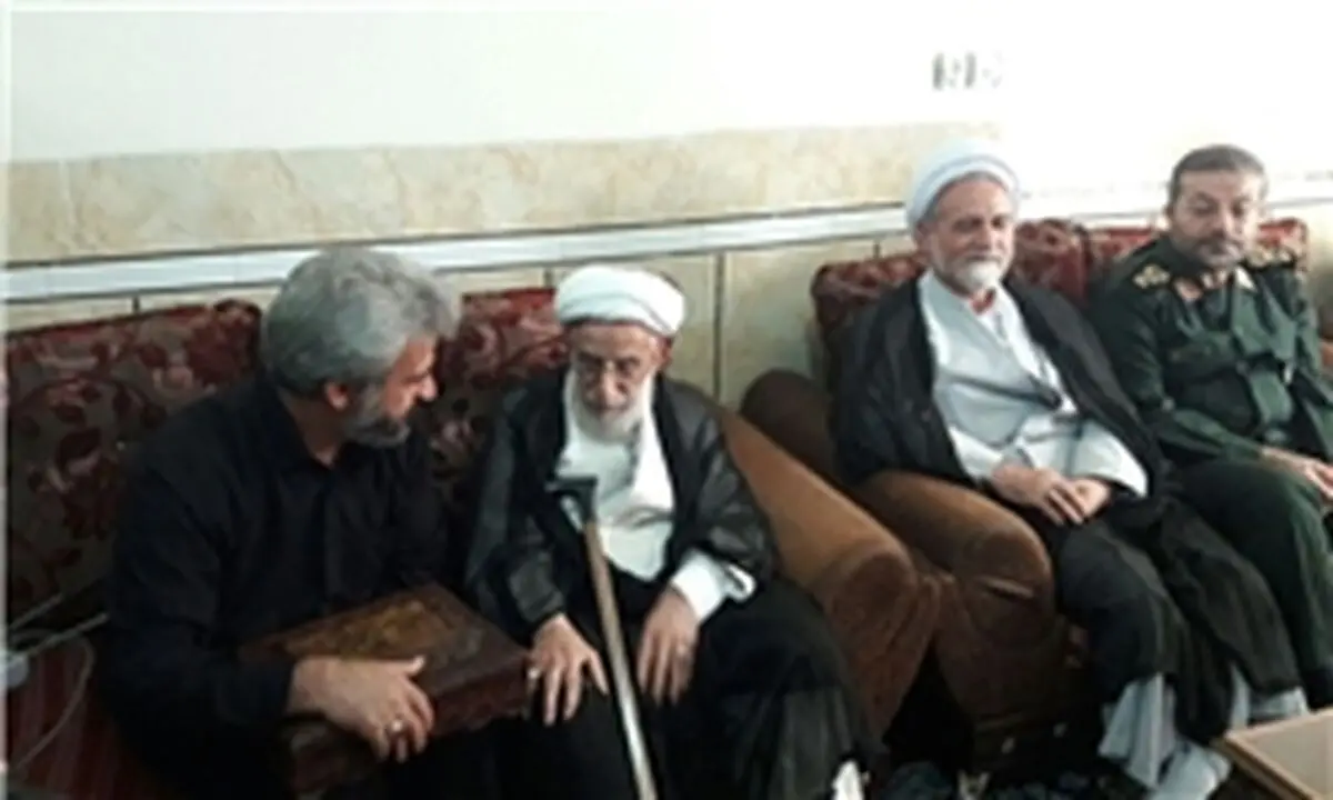 آیت‌الله جنتی در منزل پدر شهید حججی+ عکس
