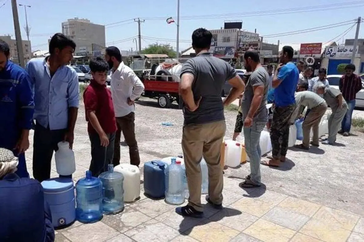  تهرانی‌ها در صف آیفون، آبادانی‌ها در صف آب! /عکس