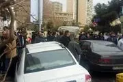 رانندگان بخش خصوصی شرکت واحد اتوبوسرانی مقابل وزارت کشور تجمع کردند