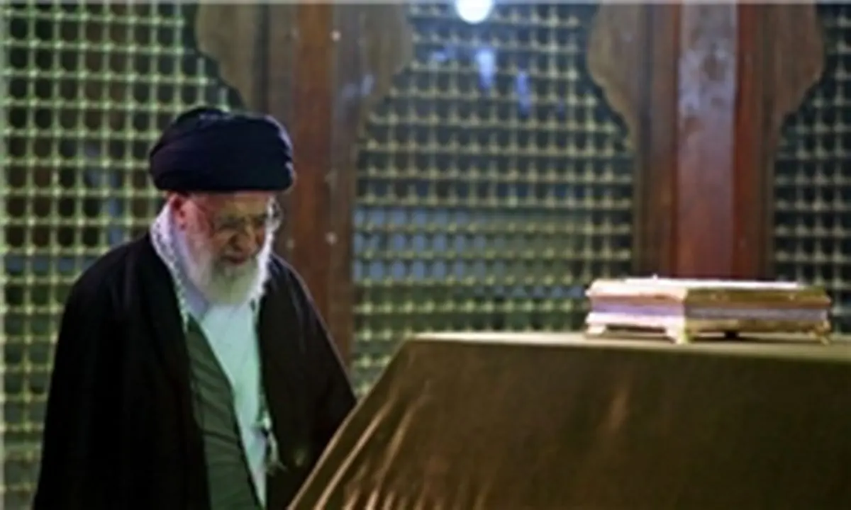 ادای احترام رهبری به بنیانگذار کبیر انقلاب+تصاویر