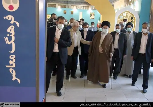 بازدید رهبر انقلاب از نمایشگاه کتاب تهران/گزارش تصویری