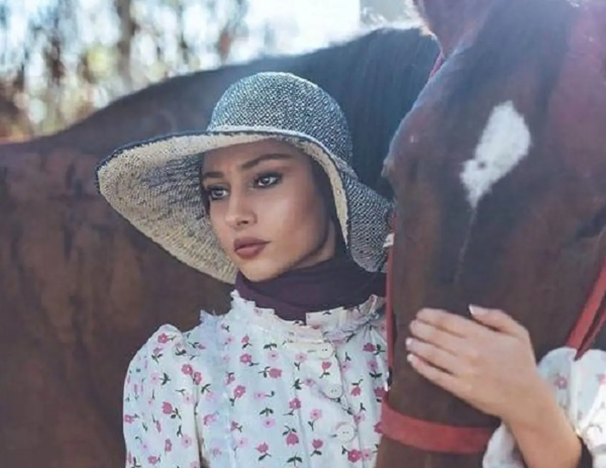 سلفی آینه‌ای ترلان پروانه با یک استایل خاص