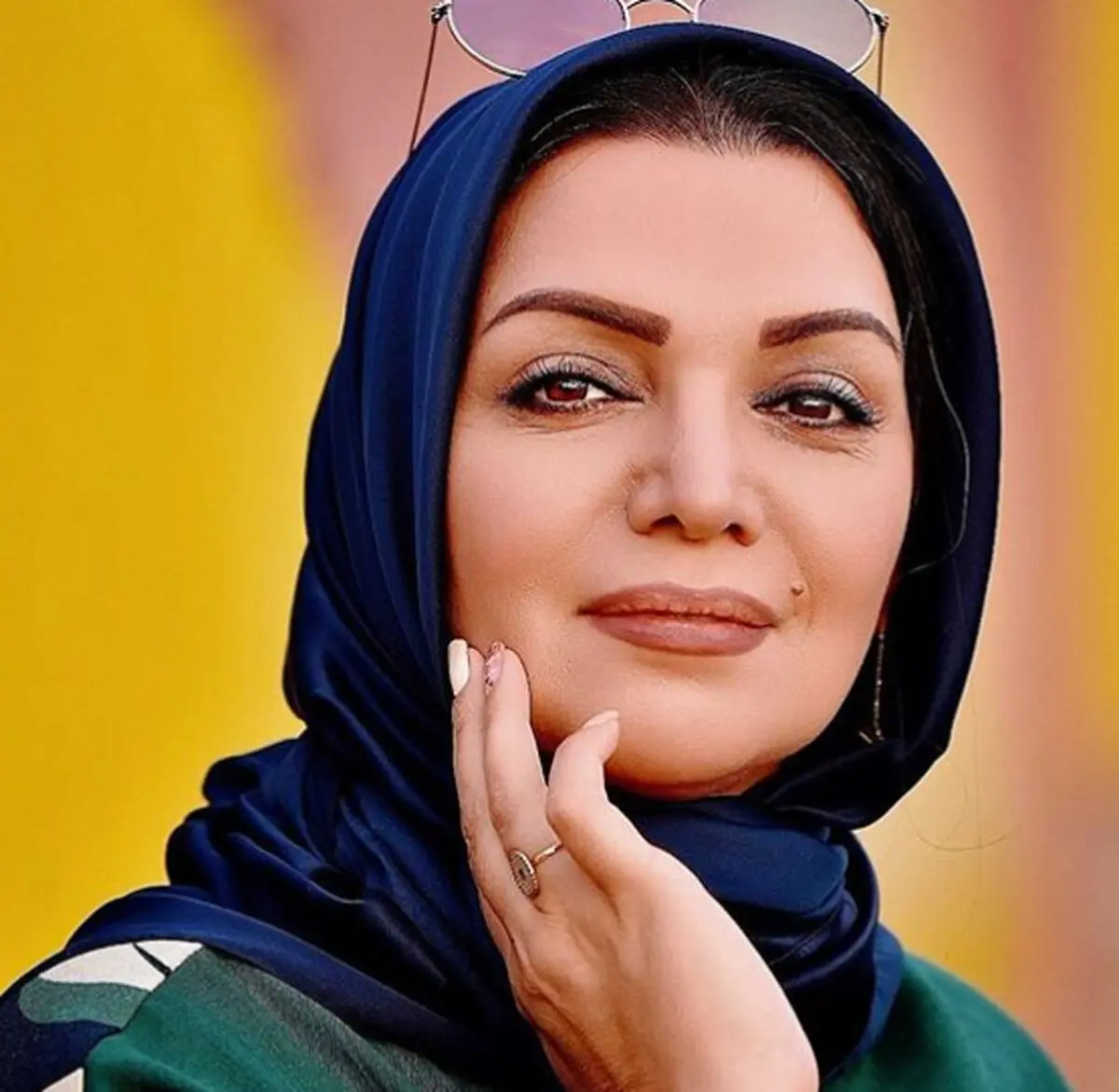 ست شال و کلاه و ماسک خانم بازیگر /عکس