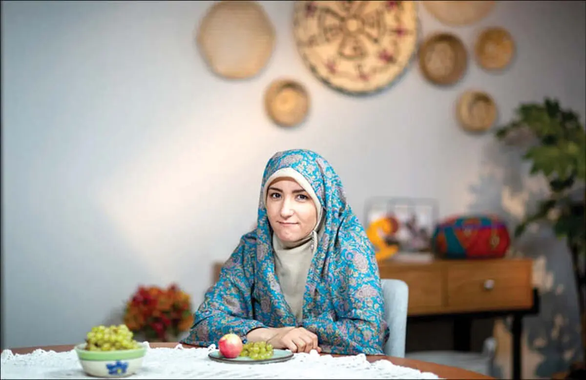 خانم مجری با چادر رنگی‌گلدار روی آنتن تلویزیون