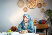 خانم مجری با چادر رنگی‌گلدار روی آنتن تلویزیون