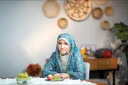 خانم مجری با چادر رنگی‌گلدار روی آنتن تلویزیون