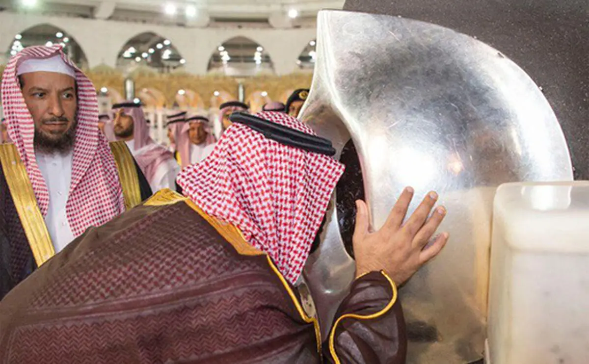 اعتراض کاربران شبکه‌های اجتماعی از ورود محمد بن سلمان به داخل کعبه+تصاویر