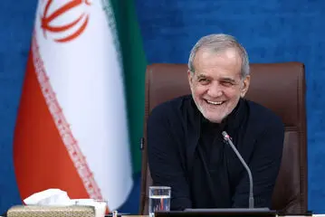 نشست پزشکیان با دبیران کل احزاب و فعالان سیاسی / گزارش تصویری