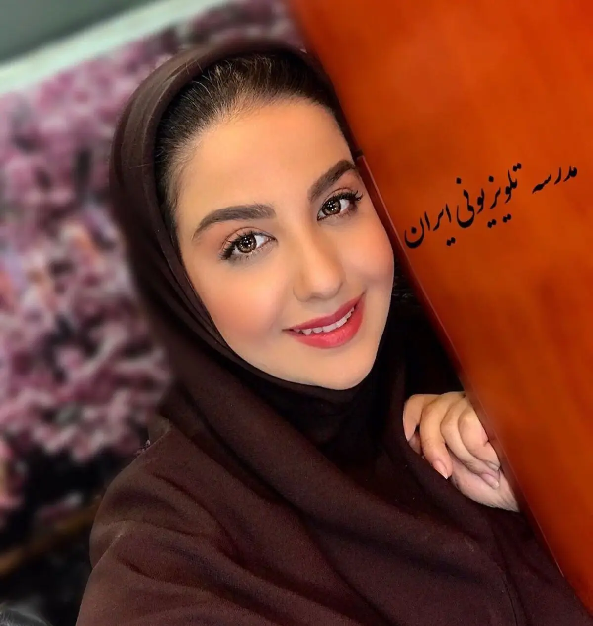 « نسیم خوشنودی» با استایلی متفاوت از تلویزیون/ عکس