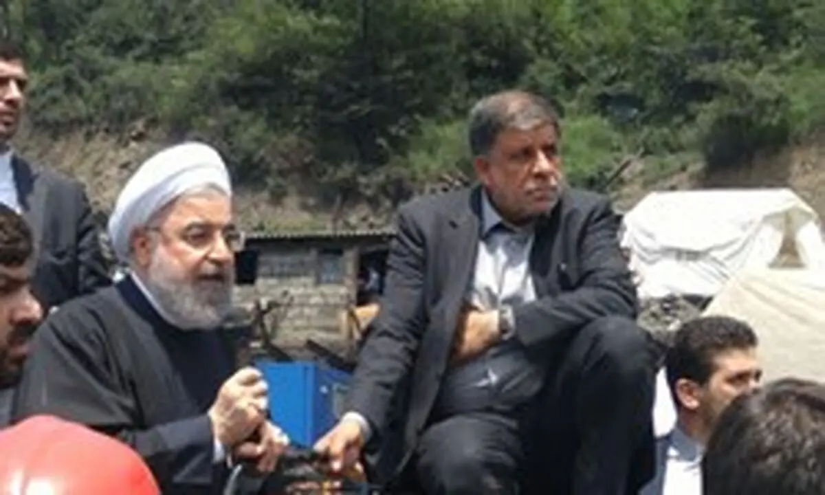 آسوشیتدپرس: معدنچیان خشمگین به خودروی روحانی یورش بردند