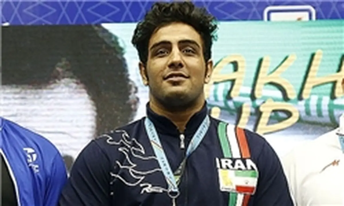 کسی در رأس کشتی فرنگی است که زیر و بم کشتی را می‌داند