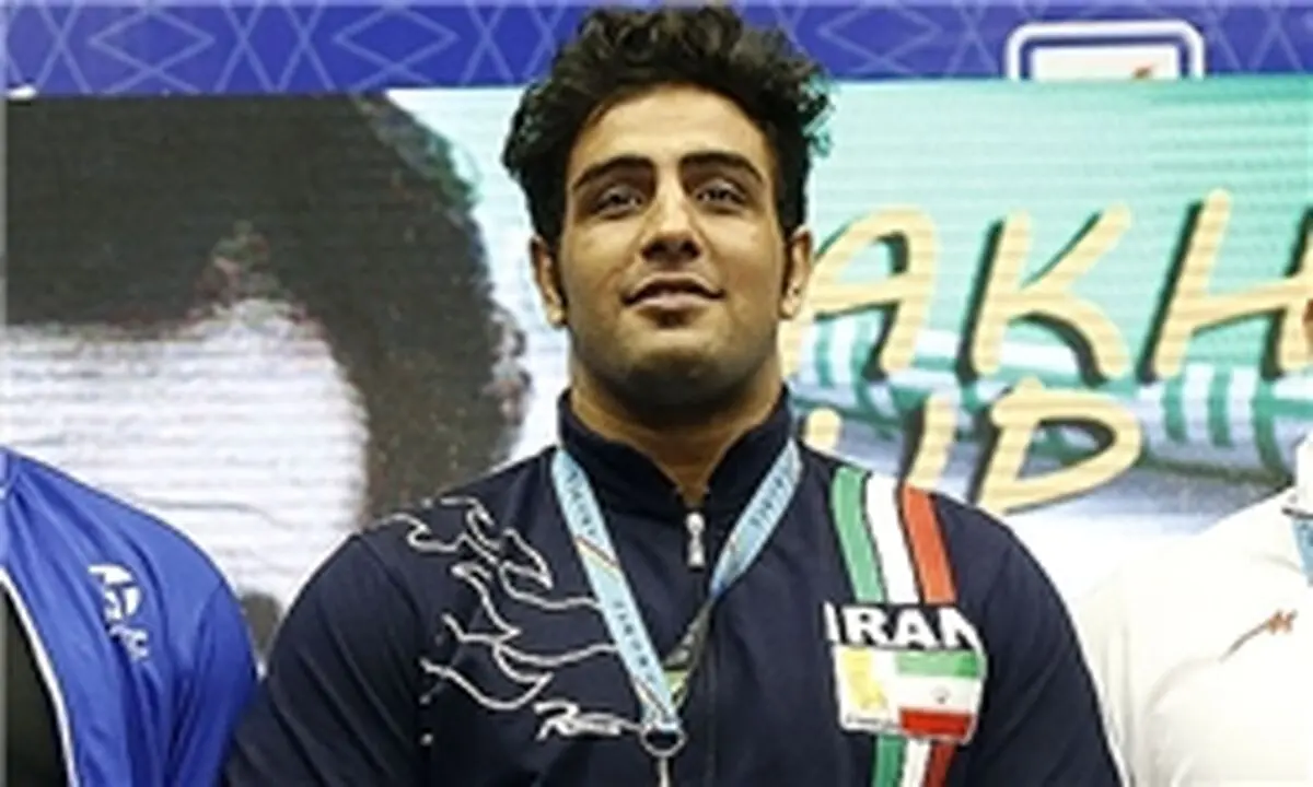 کسی در رأس کشتی فرنگی است که زیر و بم کشتی را می‌داند