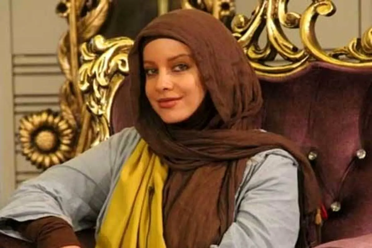 خانم بازیگر طرفدار استقلال/کری خواندن برای پرسپولیسی ها/عکس