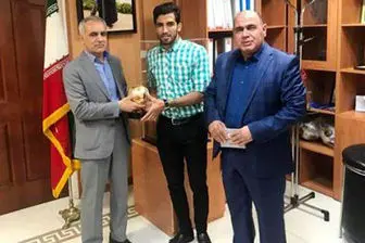 وحید امیری نشان مرد سال فوتبال ایران را دریافت کرد