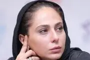 رعنا آزادی ور و همسرش در کنار مجسمه زنده یاد «خسرو شکیبایی»