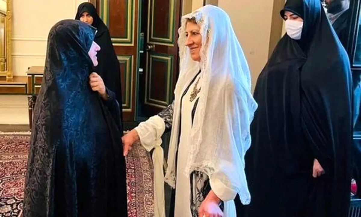 پوشش متفاوت همسر رئیس جمهور عراق در دیدار با همسر رئیسی