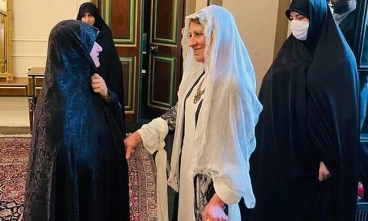 پوشش متفاوت همسر رئیس جمهور عراق در دیدار با همسر رئیسی