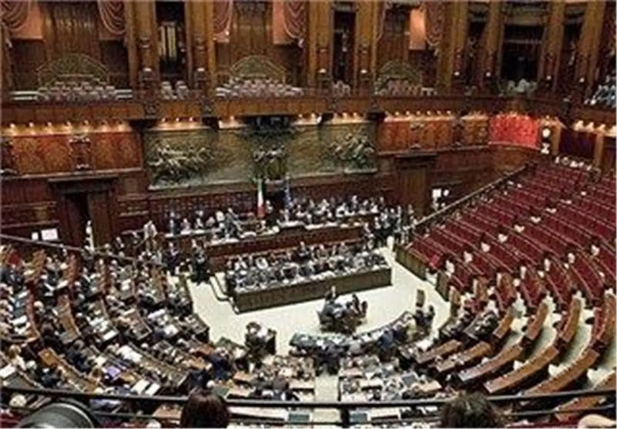 شیردادن جالب یک نماینده مجلس به فرزندش