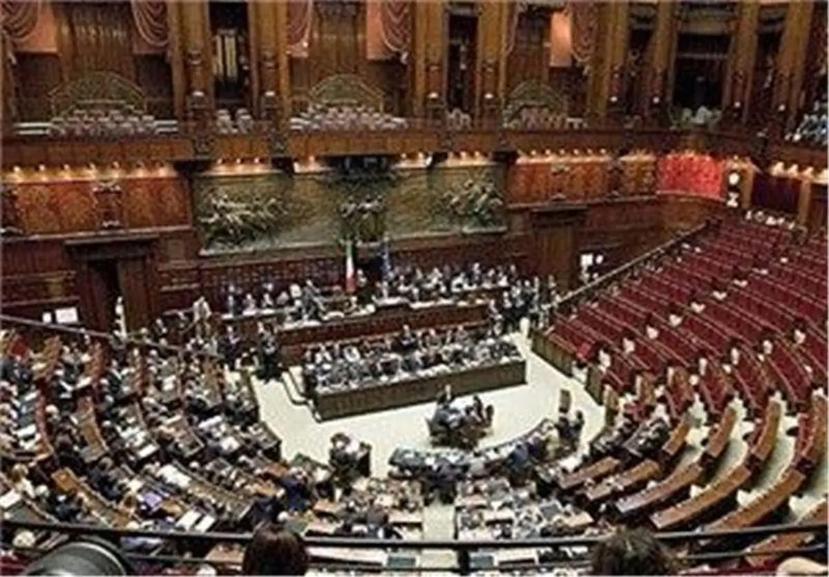 شیردادن جالب یک نماینده مجلس به فرزندش