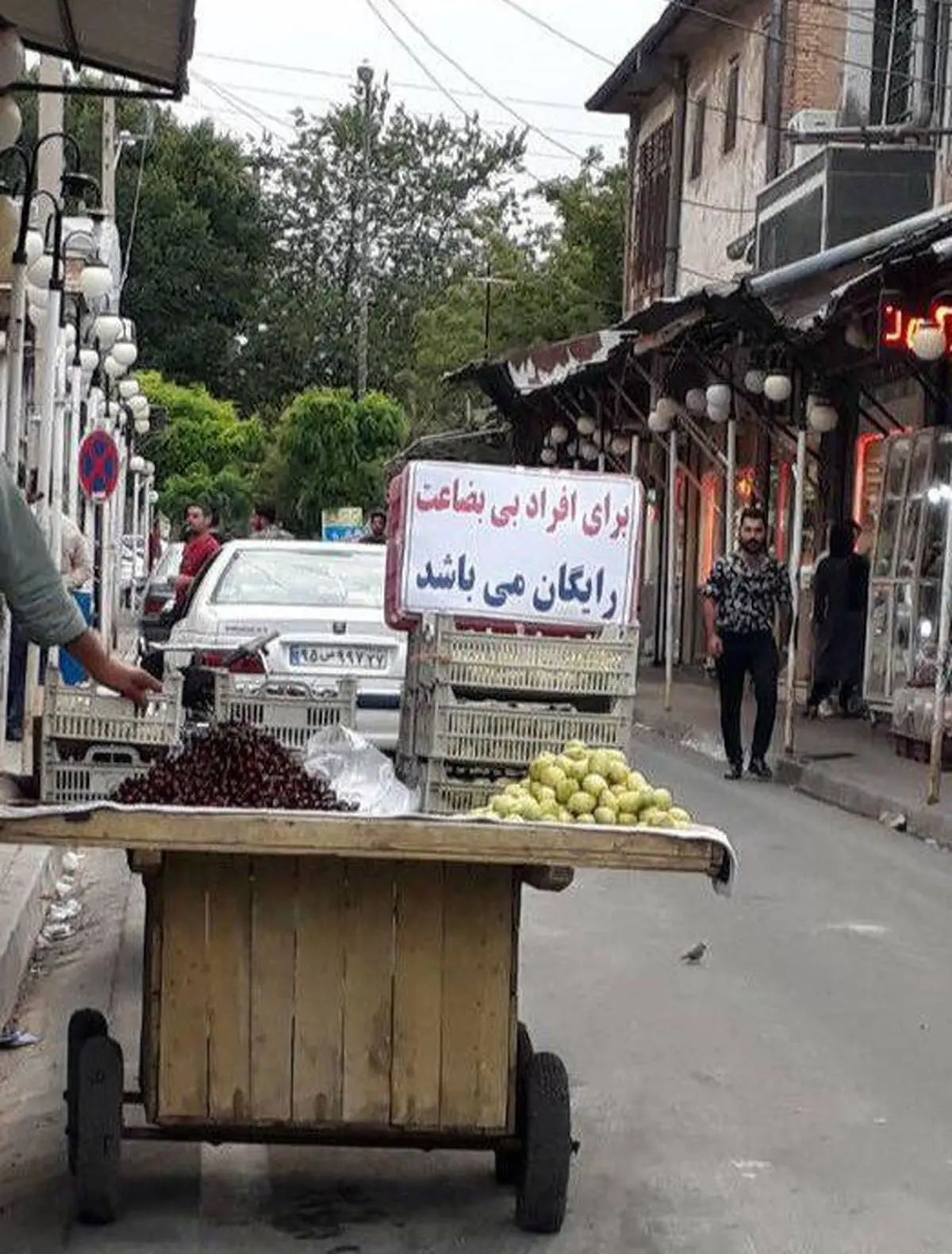 دستفروش بامعرفت!/ عکس