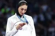 
تصویر خبرساز مبینا نعمت‌زاده کنار خودرو لاکچری 