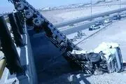 راننده تریلر از حادثه سقوط از پل جان سالم به در برد