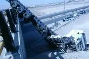 راننده تریلر از حادثه سقوط از پل جان سالم به در برد