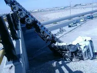 راننده تریلر از حادثه سقوط از پل جان سالم به در برد
