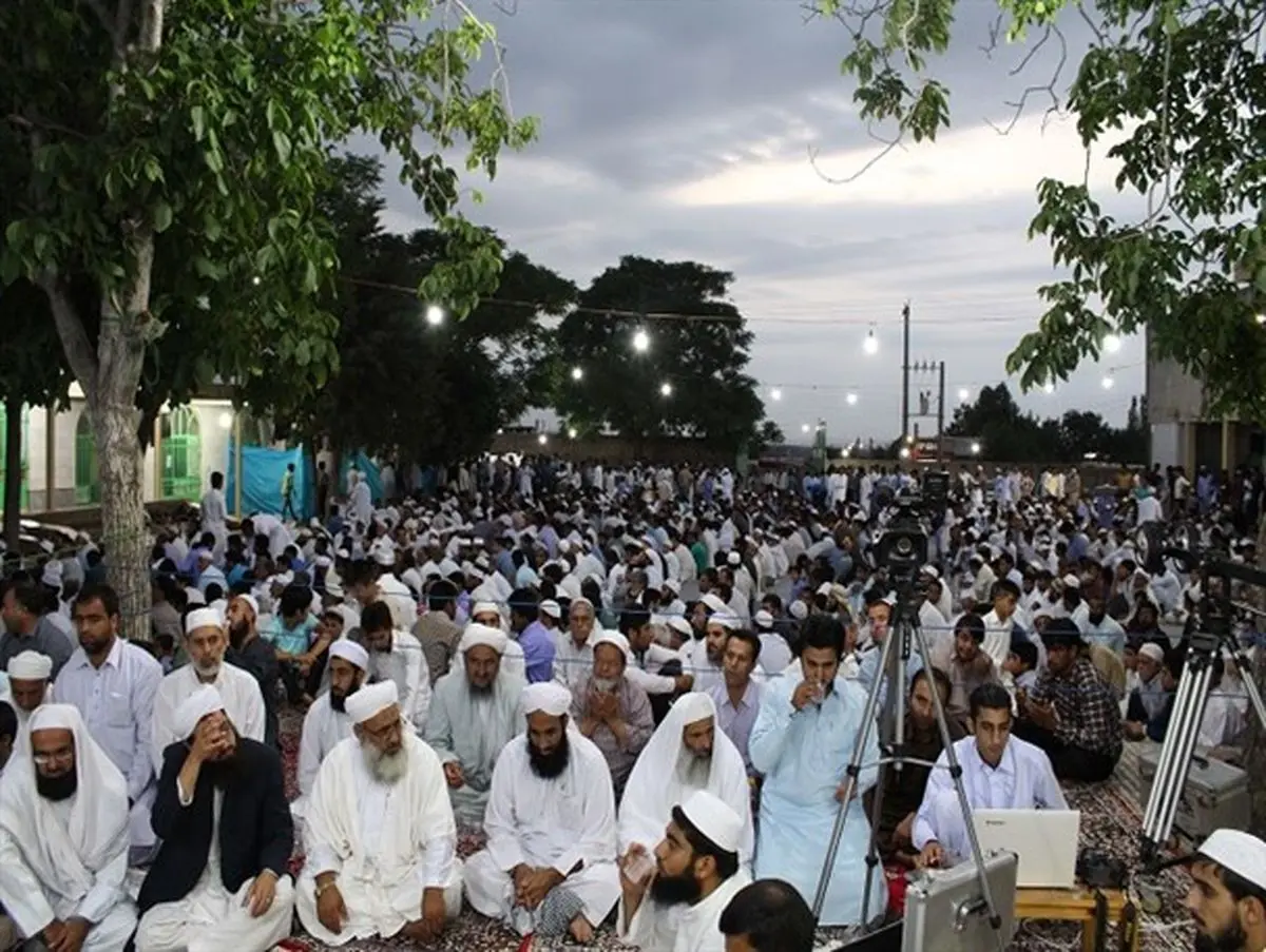 اقامه نماز تراویح و ختم قرآن در حوزه علمیه «فاروقیه» گالیکش + تصاویر