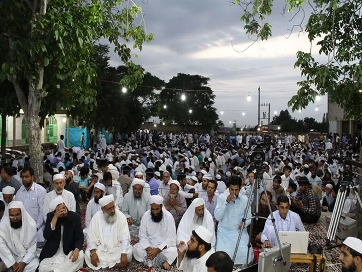 اقامه نماز تراویح و ختم قرآن در حوزه علمیه «فاروقیه» گالیکش + تصاویر