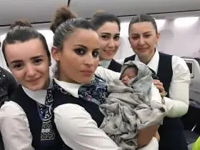 بلیت طلایی سفر رایگان تا پایان عمر برای نوزادی که در هواپیما متولد شد!