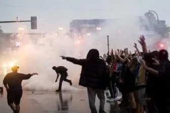 شلیک گاز اشک‌آور به معترضان آمریکایی

