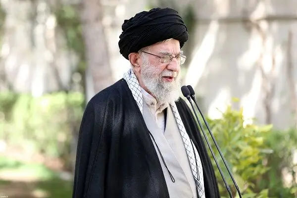 رهبر انقلاب اسلامی در روز درختکاری سه اصله نهال کاشتند/گزارش تصویری