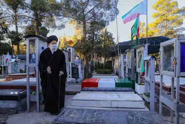 حضور در مرقد مطهر امام