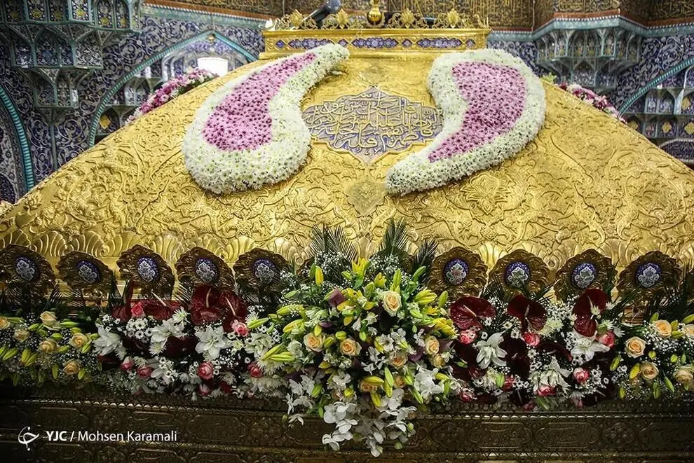 گل آرایی ضریح مطهر حضرت معصومه(س)/ گزارش تصویری 