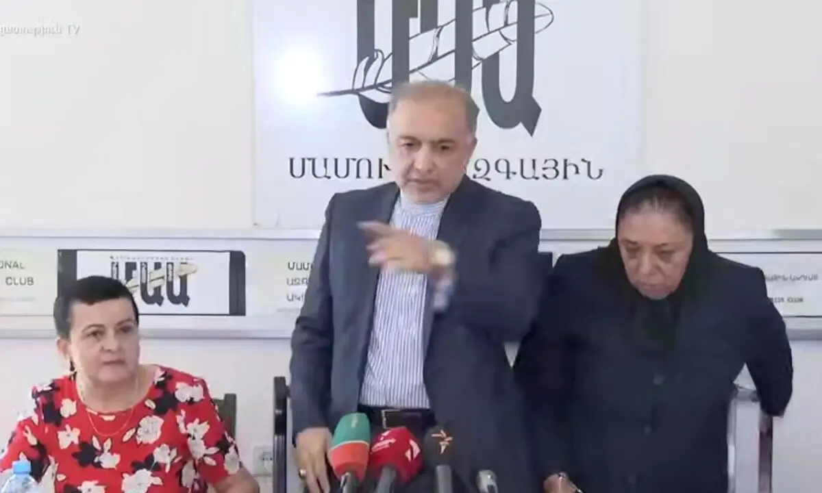 سفیر ایران یک خبرنگار را از نشست خبری خود بیرون کرد 