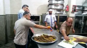 نذر طبخ و توزیع سبزی پلو با ماهی توسط بسیجیان شهرداری تهران 