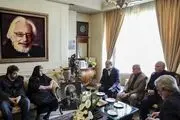 
حضور رئیس رسانه ملی و هنرمندان در منزل مرحوم مشایخی/ تصاویر
