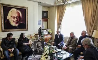 
حضور رئیس رسانه ملی و هنرمندان در منزل مرحوم مشایخی/ تصاویر
