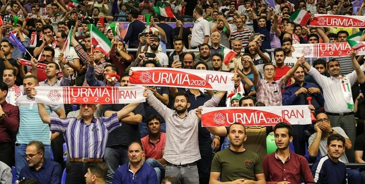 عکس یادگاری سرمربی لهستان با هواداران معلول