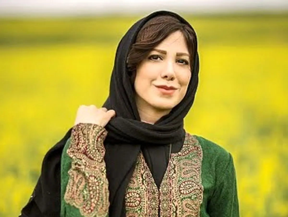 حرکت عجیب خانم مجری که جنجال به پا کرد!/ عکس