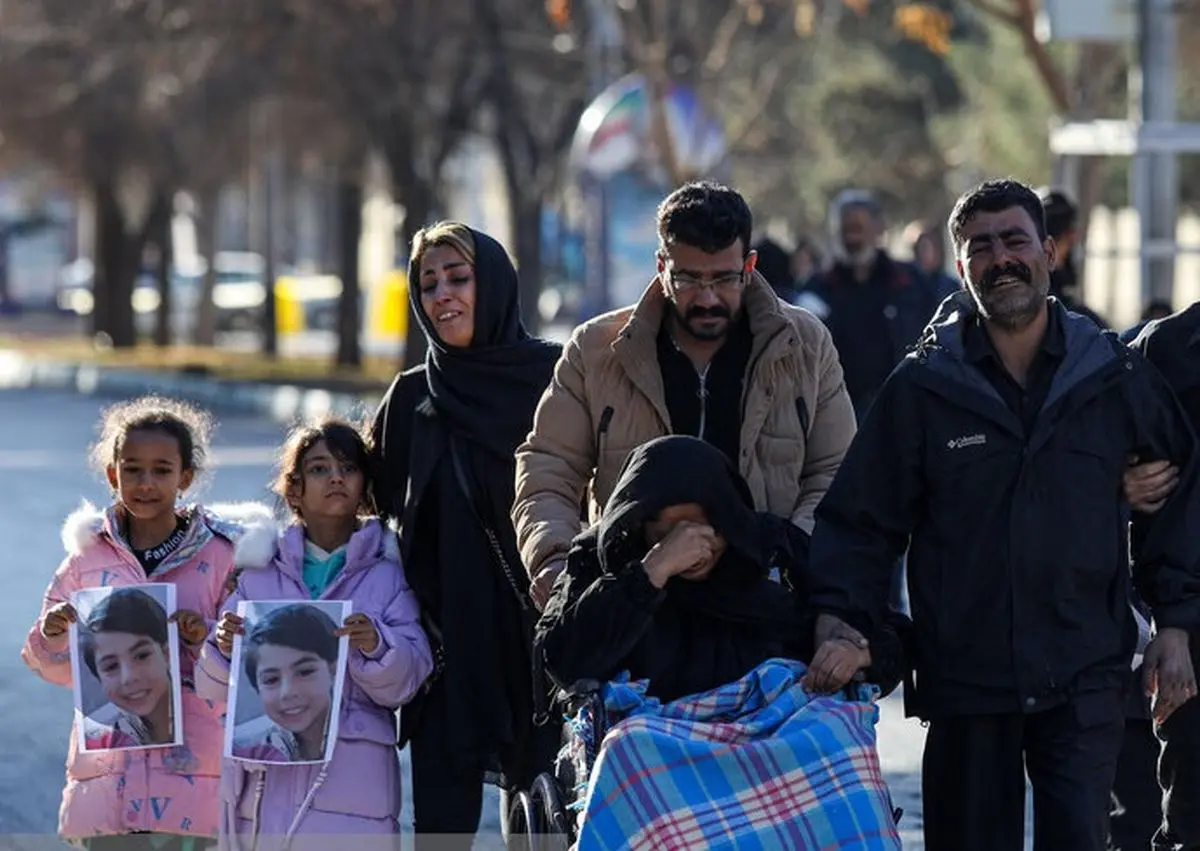 تصاویر تکان دهنده از تشییع خانواده شهدای حمله تروریستی کرمان