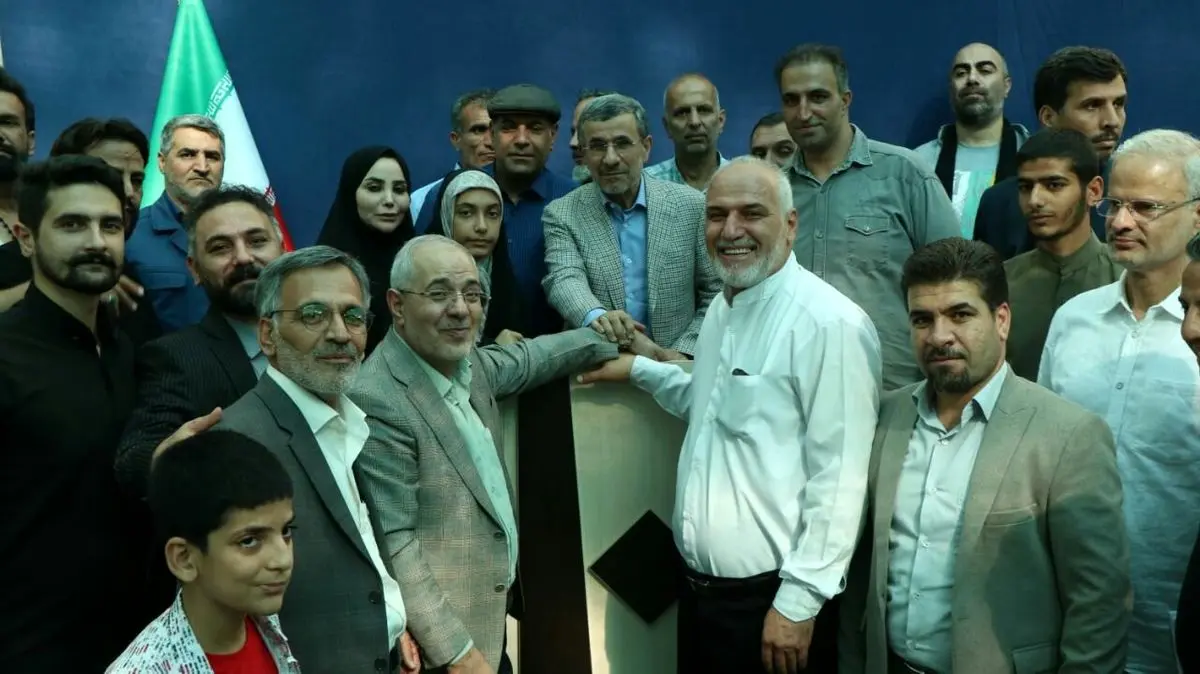 تیپ جدید محمود احمدی نژاد در یک گردهمایی+تصاویر