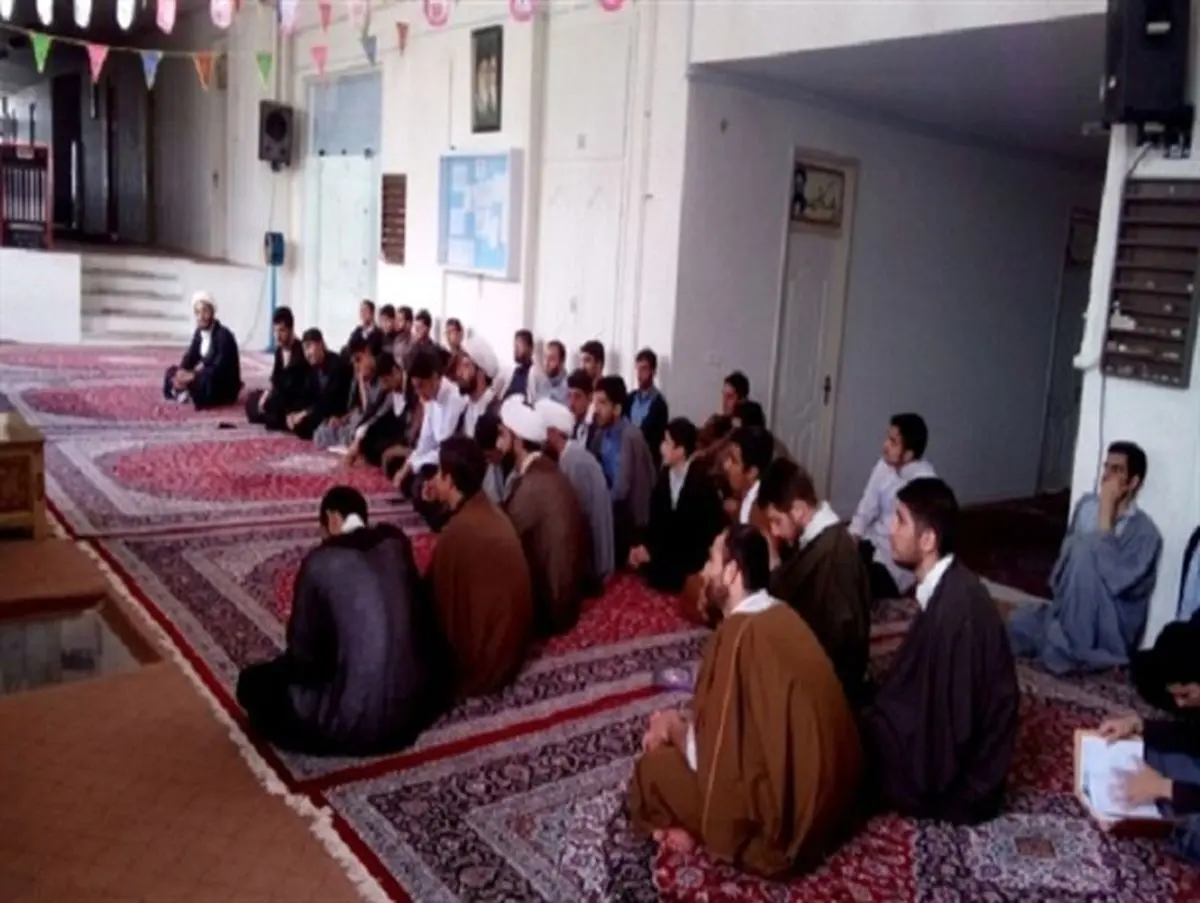 طلاب جوان باید جهت آگاهی بخشی و بصیرت افزایی مردم تلاش کنند