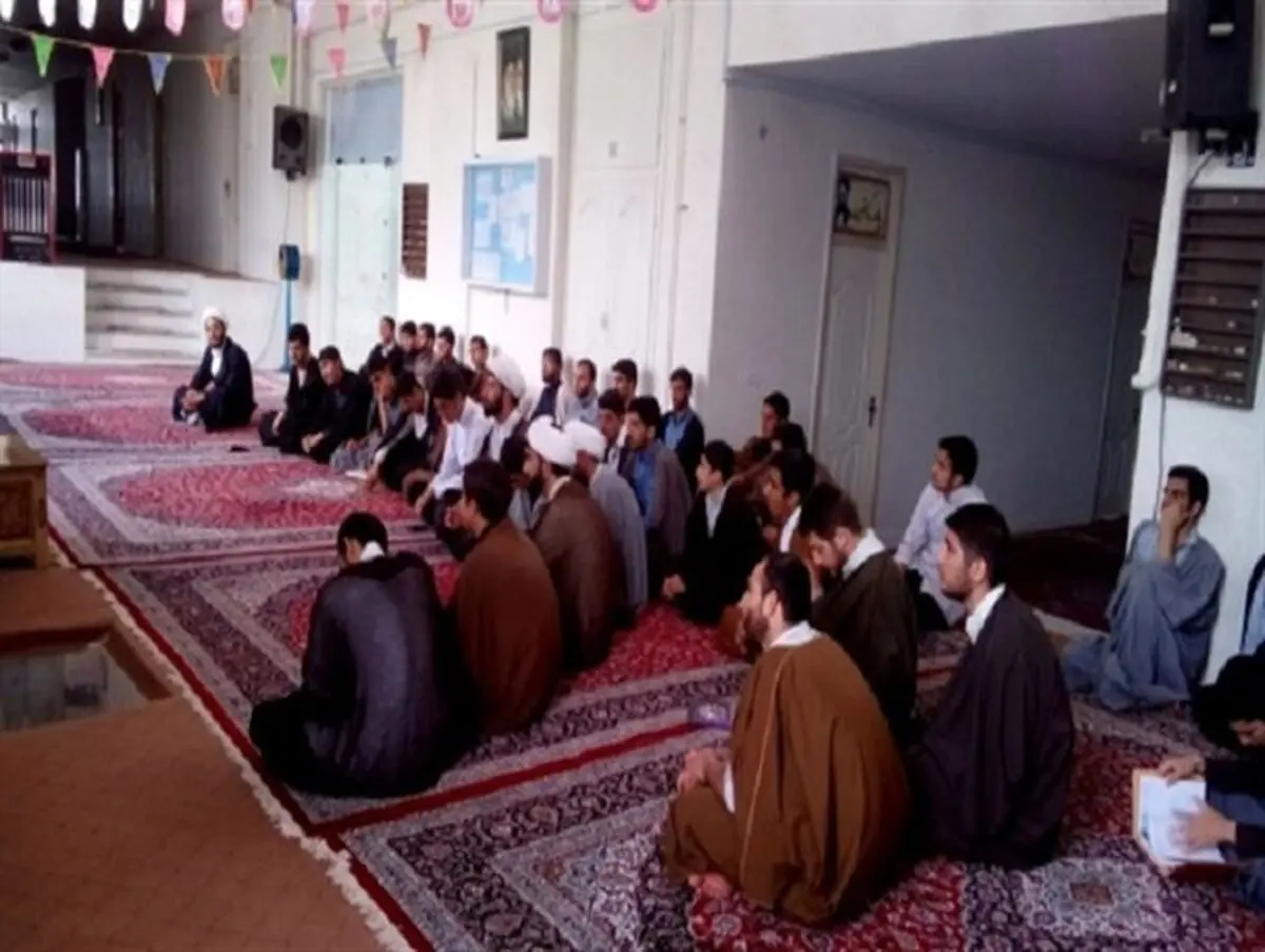 طلاب جوان باید جهت آگاهی بخشی و بصیرت افزایی مردم تلاش کنند