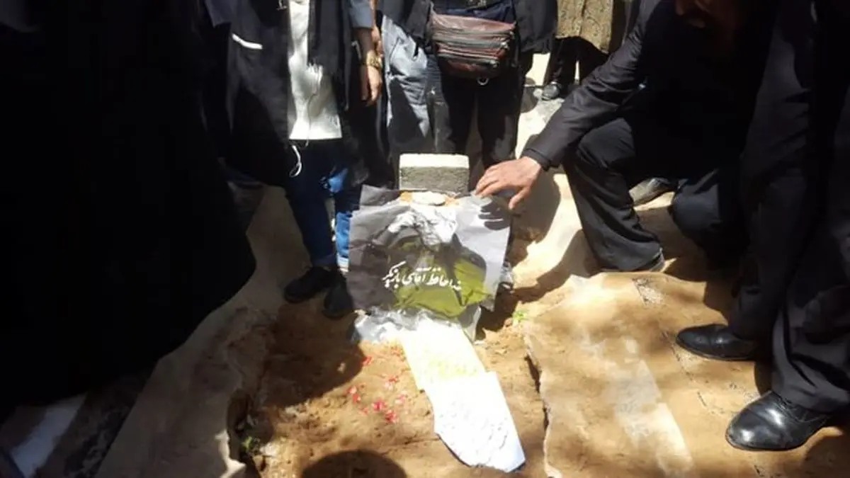 عزت الله انتظامی در کنار خسرو شکیبایی آرام گرفت/تصاویر