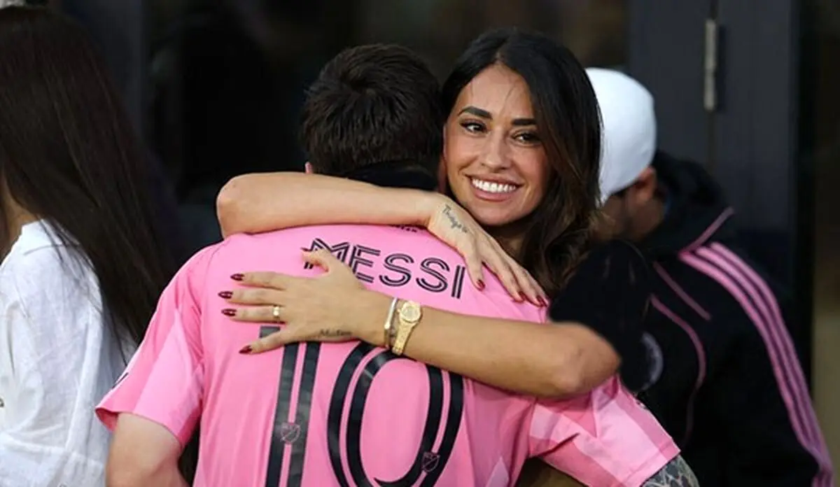 قاب عاشقانه از مسی در کنار همسرش در شب ولنتاین